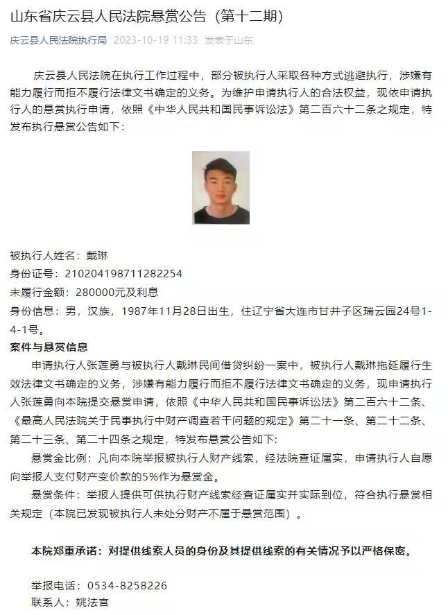 二人的照片风格却截然不同，只见尹正以一头长发亮相，更驾驶着摩托车在公路疾驰，尽显潇洒不羁的新鲜一面